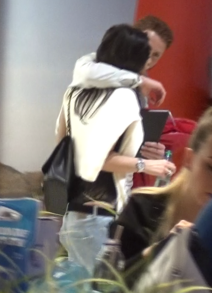 Rapidistul isi saruta iubita