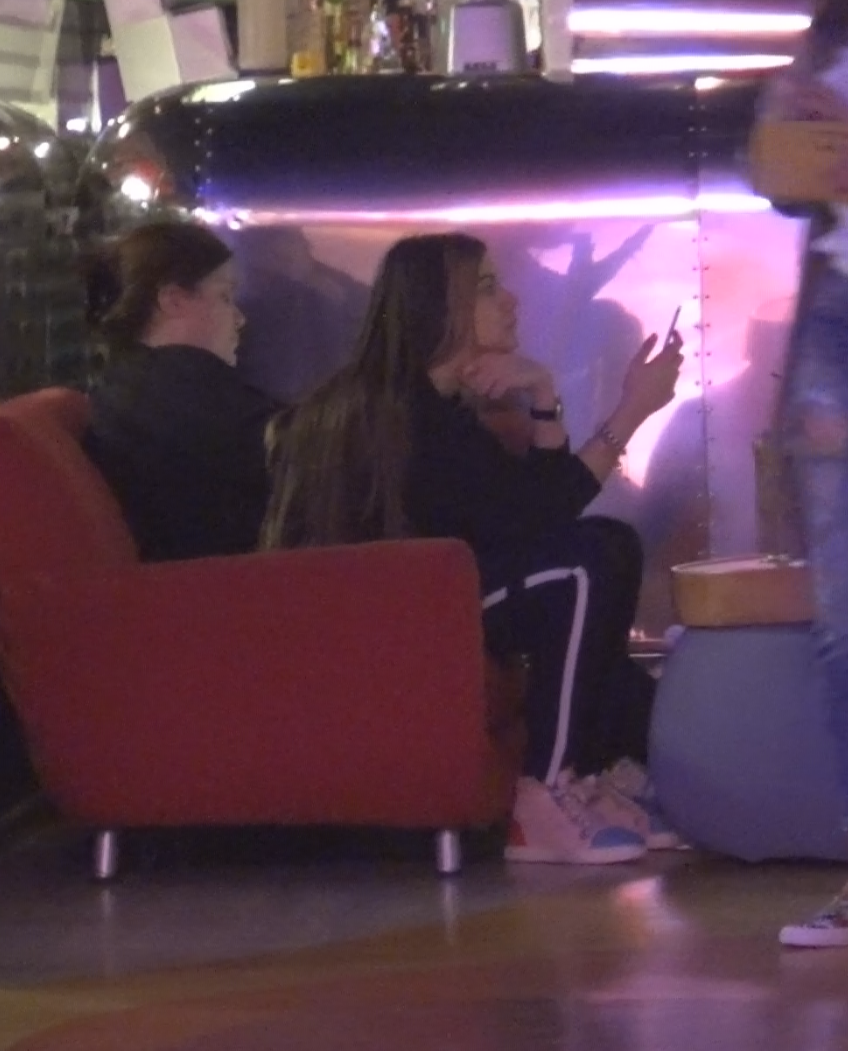 Betty a iesit in oras cu fratele ei