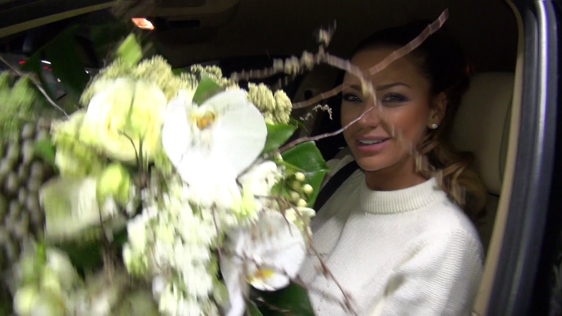Bianca a primuit un buchet de flori de la un admirator, care i l-a lasat pe masina