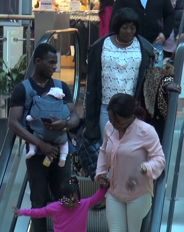 Benson si familia coboara scarile rulante