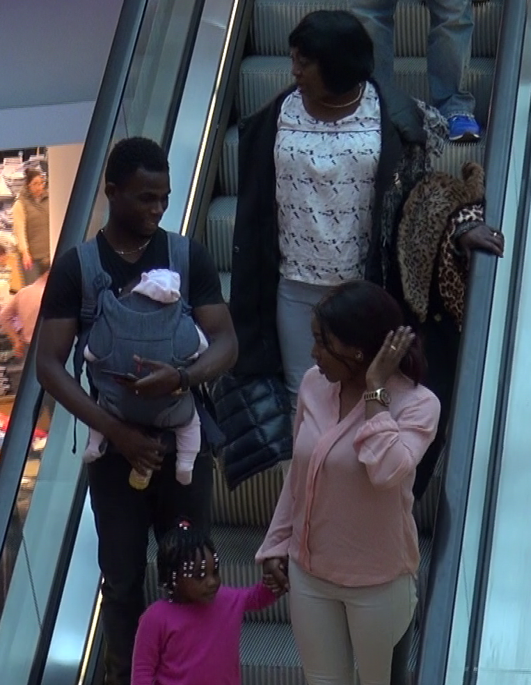 Benson il tine pe cel mai mic membru al familiei sale in brate