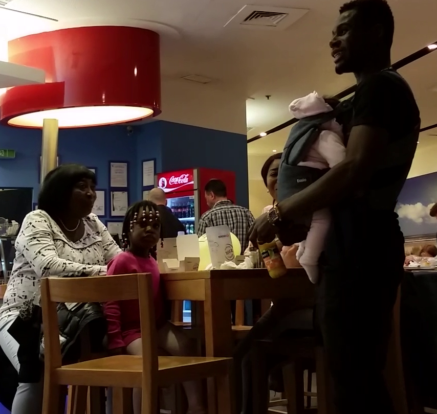 Benson si familia lui au luat masa la un fast-food