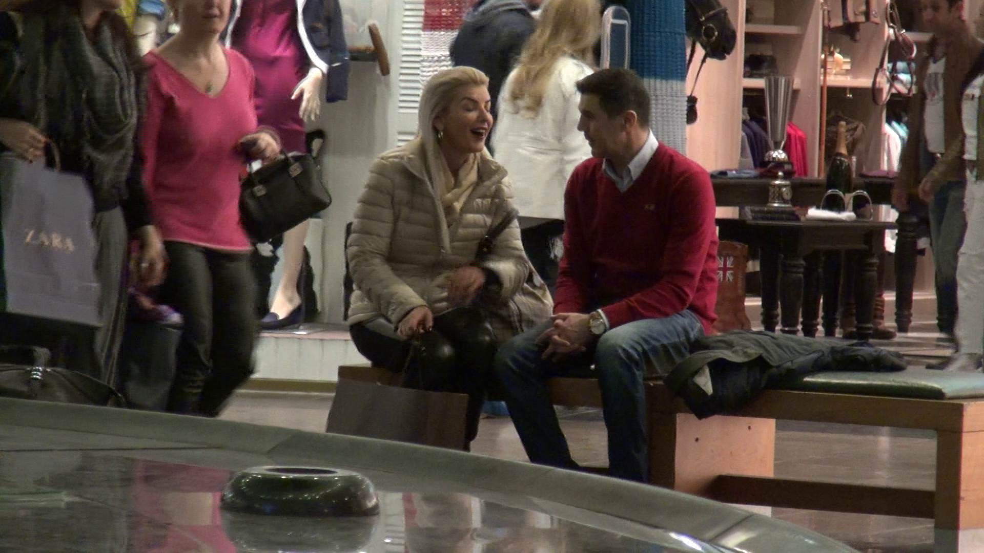 Mihai si Anna s-au asezat pe o bancuta