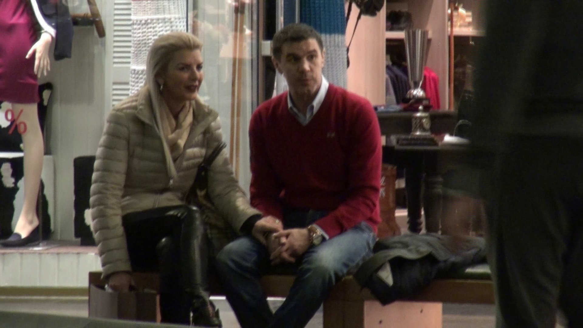 Mihai Leu si Anna s-au tinut de mana si pe banca