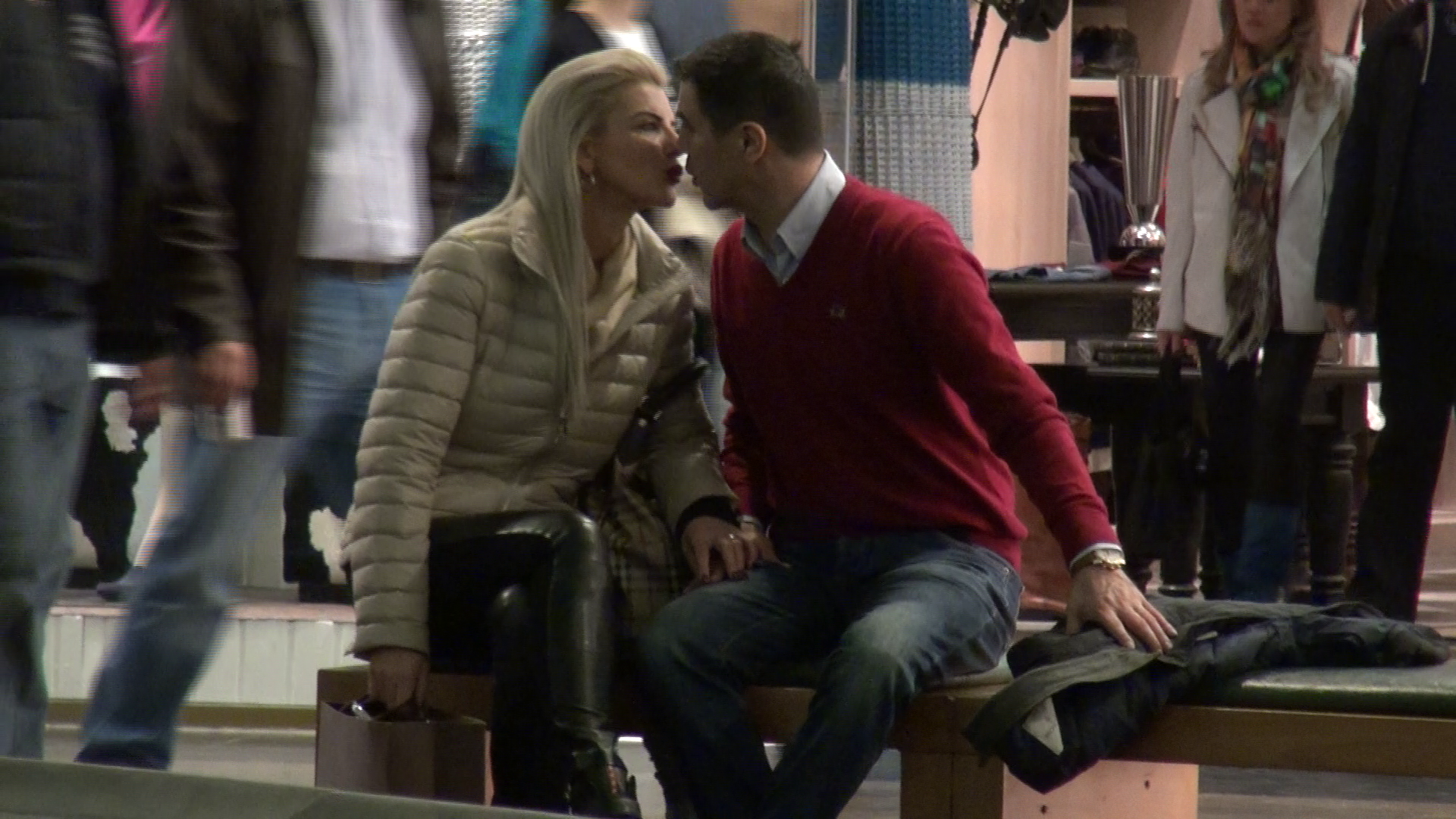 Mihai si Anna s-au sarutat, iar apoi barbatul a plecat de pe banca