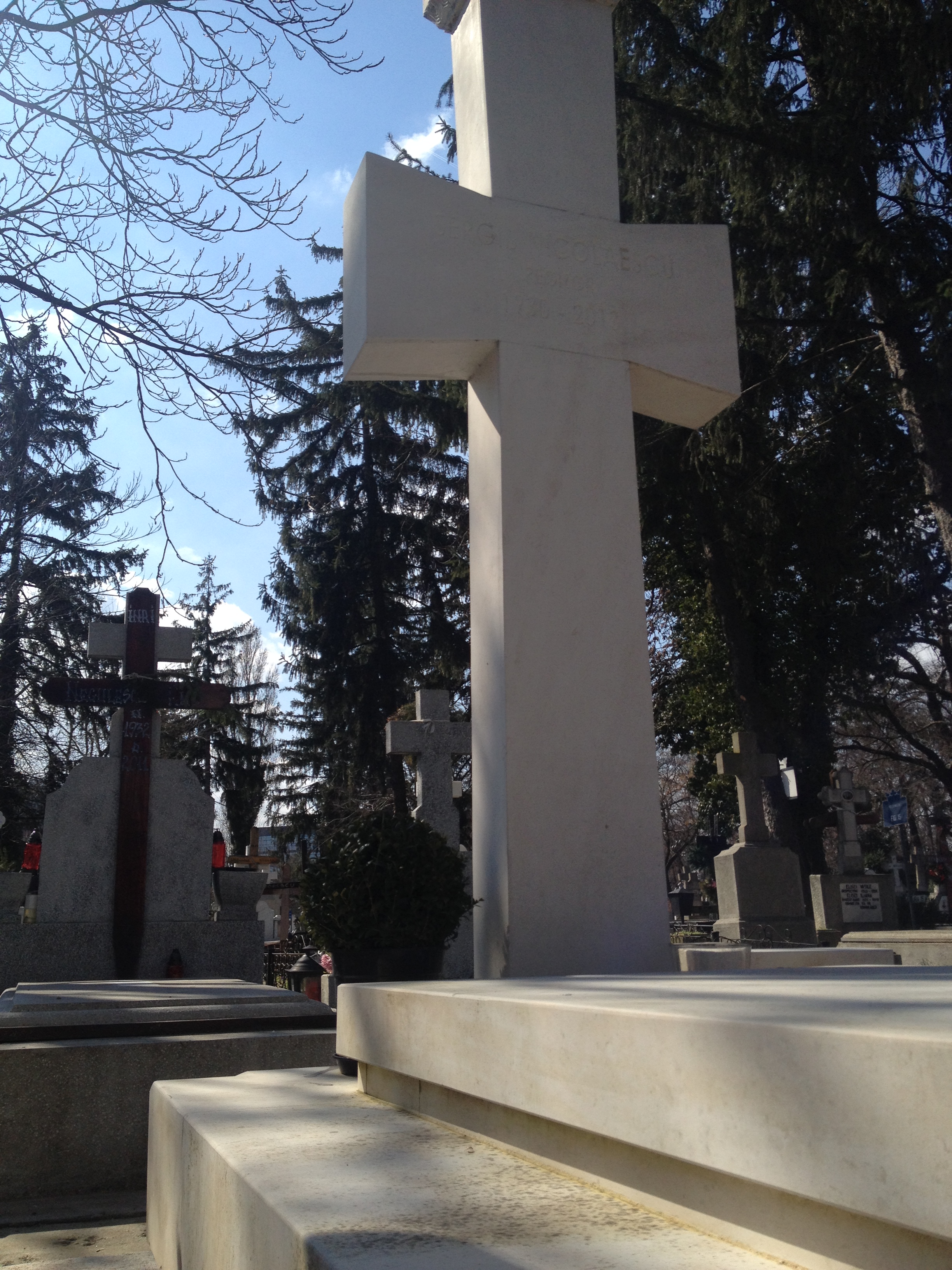 Zilele trecute nu era nicio urma de lumanare la monumentul funerar al marelui regizor