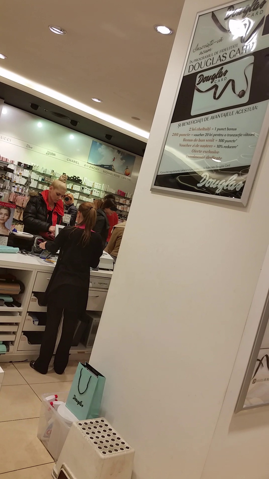 Cantareata nu a zabovit mai mult de cateva minute printre rafturi