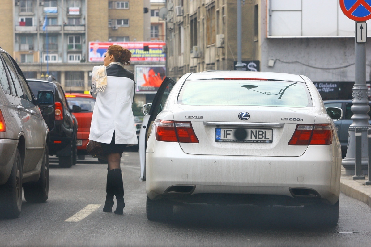 Odeta Nestor nu duce lipsa de admiratori, daca e sa ne luam dupa trandafirul care il tine in mana