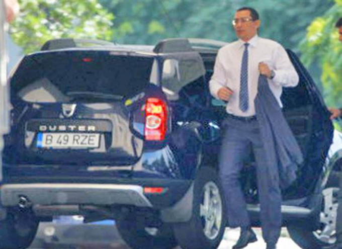 Premierul Romaniei merge la serviciu cu o Dacia Duster
