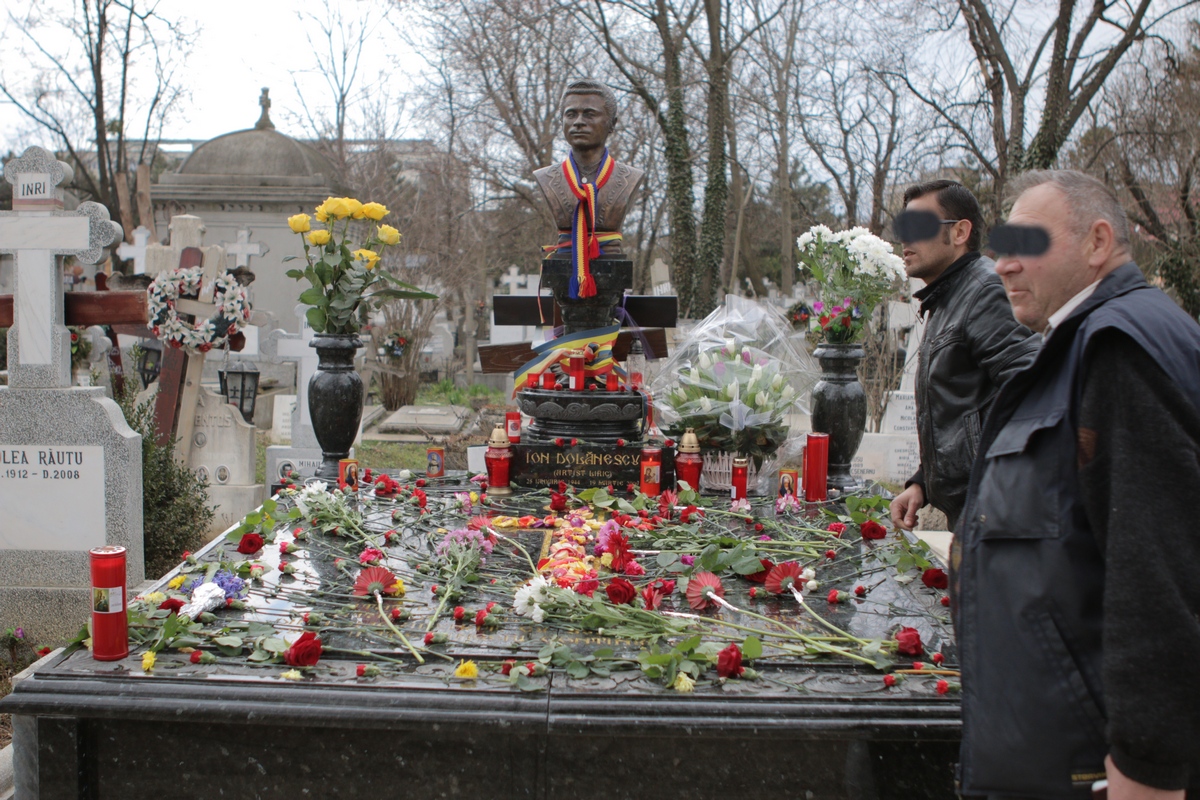 Fanii artistului si prieteni apropiati i-au aprins lumanari si au adus flori proaspete