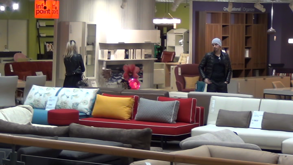 Cei doi artisti nu au stat mai mult de jumatate de ora in showroom-ul de mobila