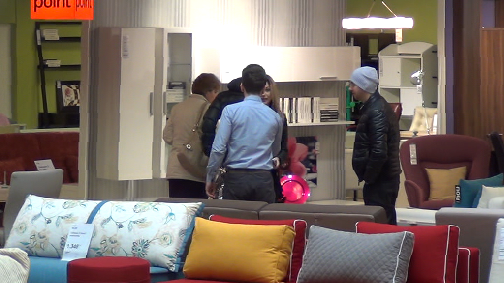 Dupa ce s-au uitat la piesele de mobilier, cei doi au fost intampinati de un consilier de vanzari