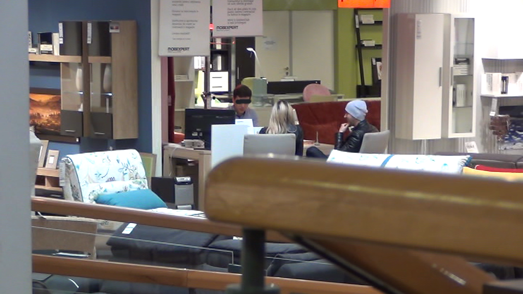 Artistii au platit si un avans la magazinul de mobila