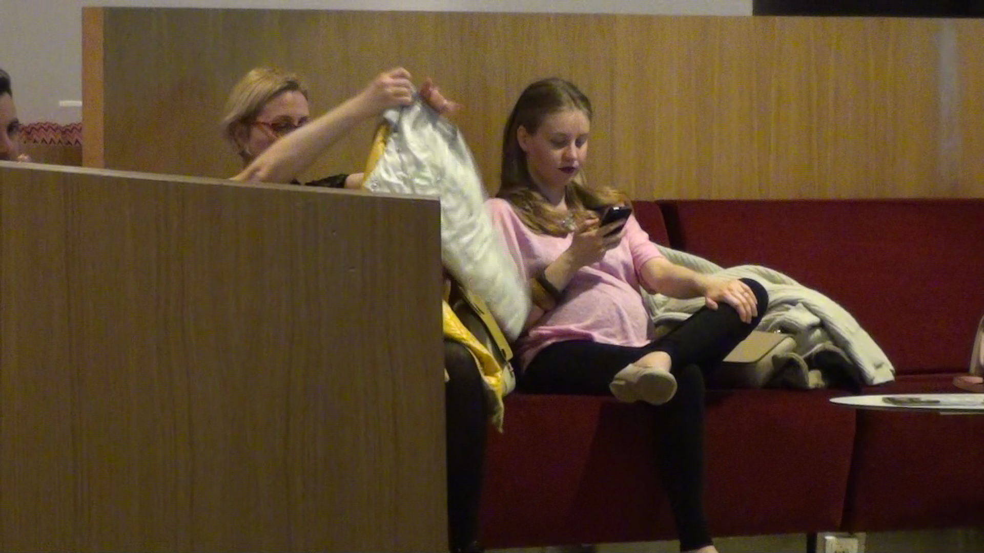 Oana a stat cuminte pe o canapea, timp in care jurnalistul Robert Turcescu s-a dus sa cumpere biletele la film