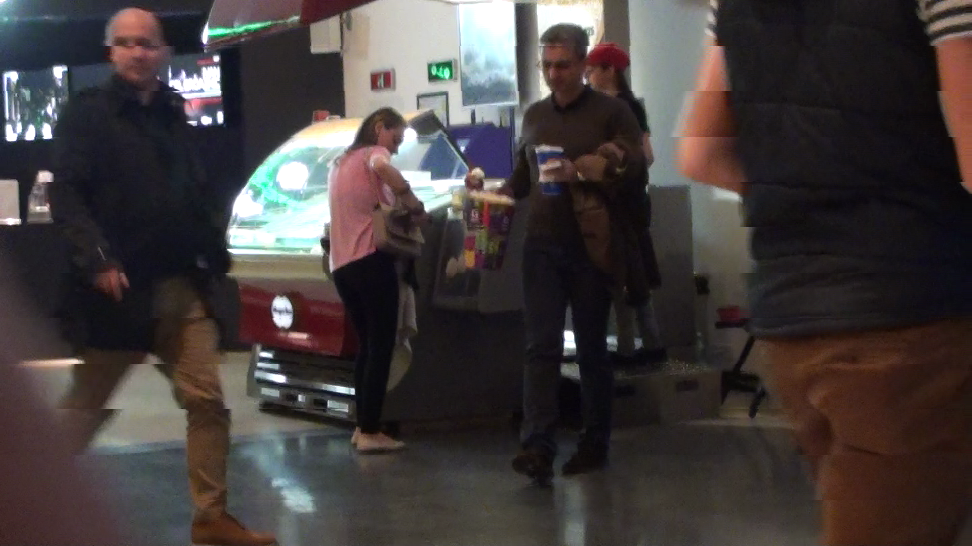 Nici nu a terminat sa isi aleaga aromele la inghetata, ca a venit si Robert Turcescu cu biletele la film, popcorn si suc