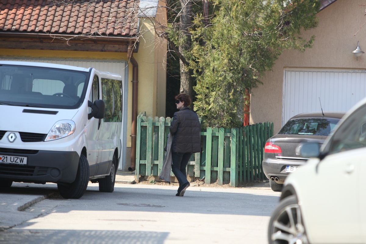 Cand a ajuns acasa, sotia vedetei s-a indreptat prima catre locuinta, ca Mandruta sa astepte pe unul din copii