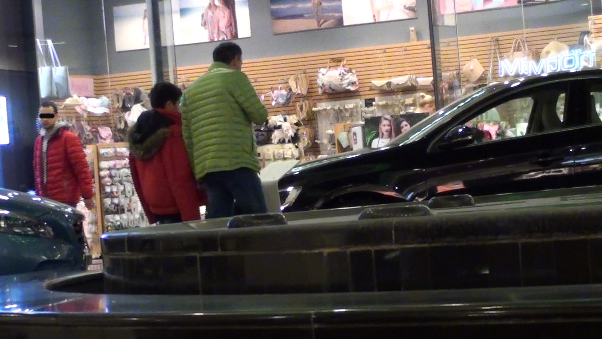 Vedeta si fiul s-au oprit sa admire un bolid expus in complexul comercial