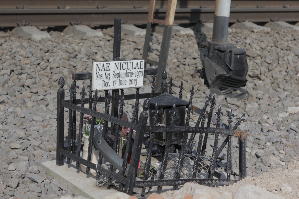 Monumentul funerar ridicat langa linia de tren a fost vandalizat de hotii de fier vechi