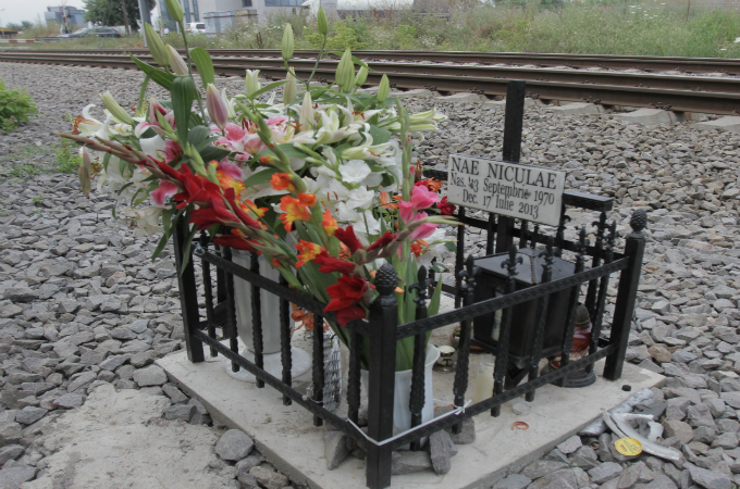 Asa arata monumentul de la locul in care a murit Nae Nicolae inainte sa fie vandalizat