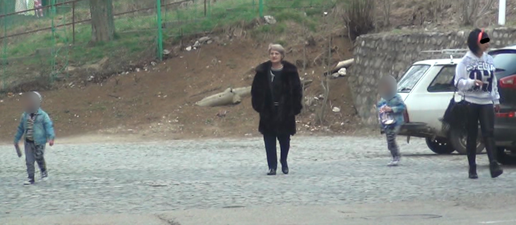 Vedeta TV o ia mereu inainte atunci cand coboara din masina, lasand copiii in urma