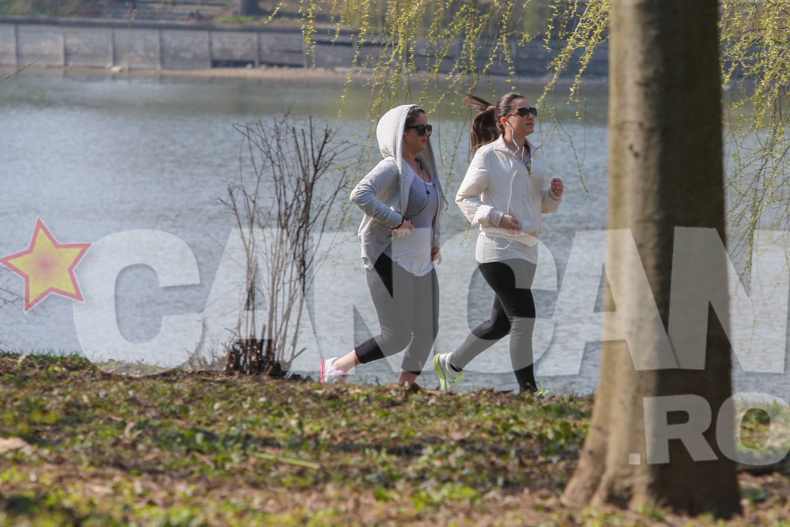 Teodora alearga insotita de prietena ei