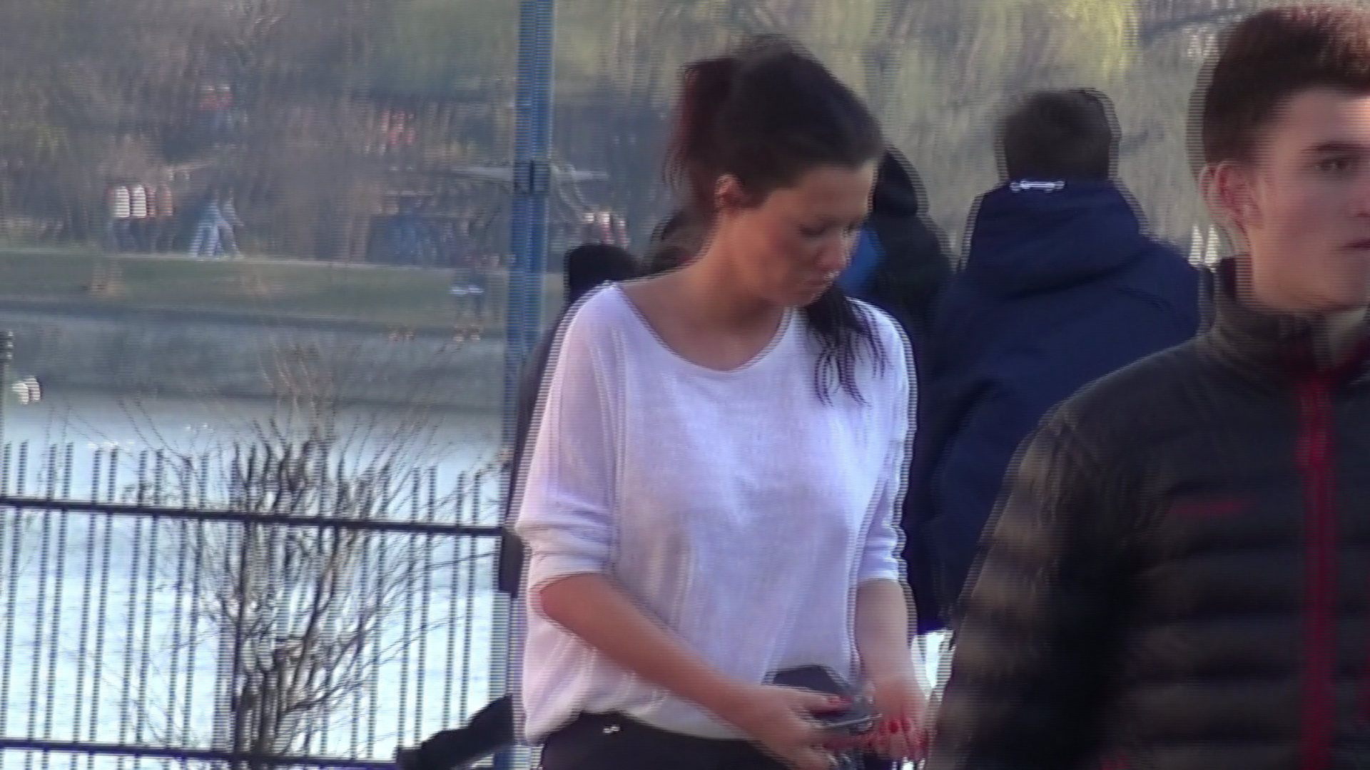 Bluza brunetei este foarte transparenta