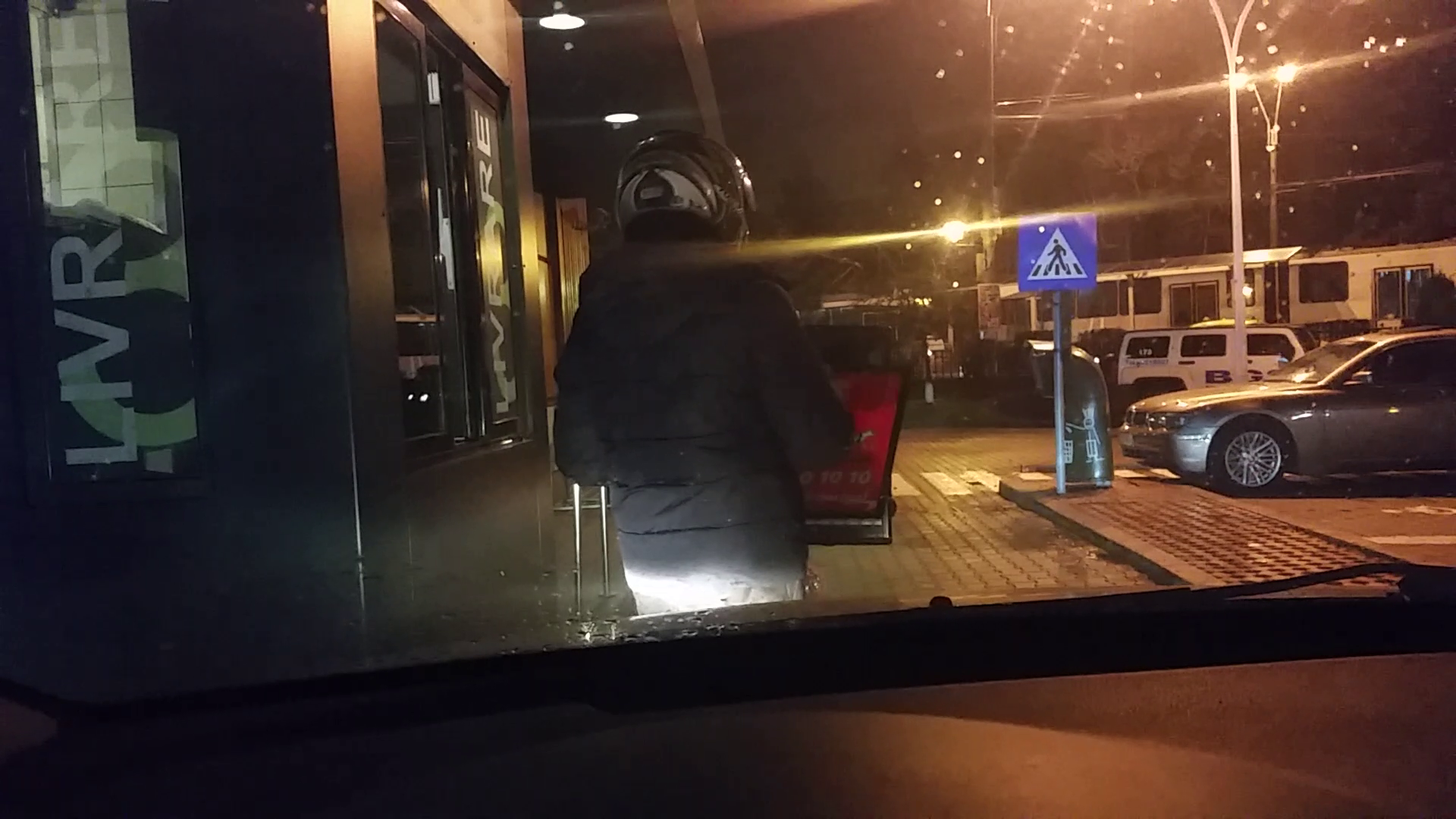 Cel mai probabil tanarul nu mai era in timpul programului