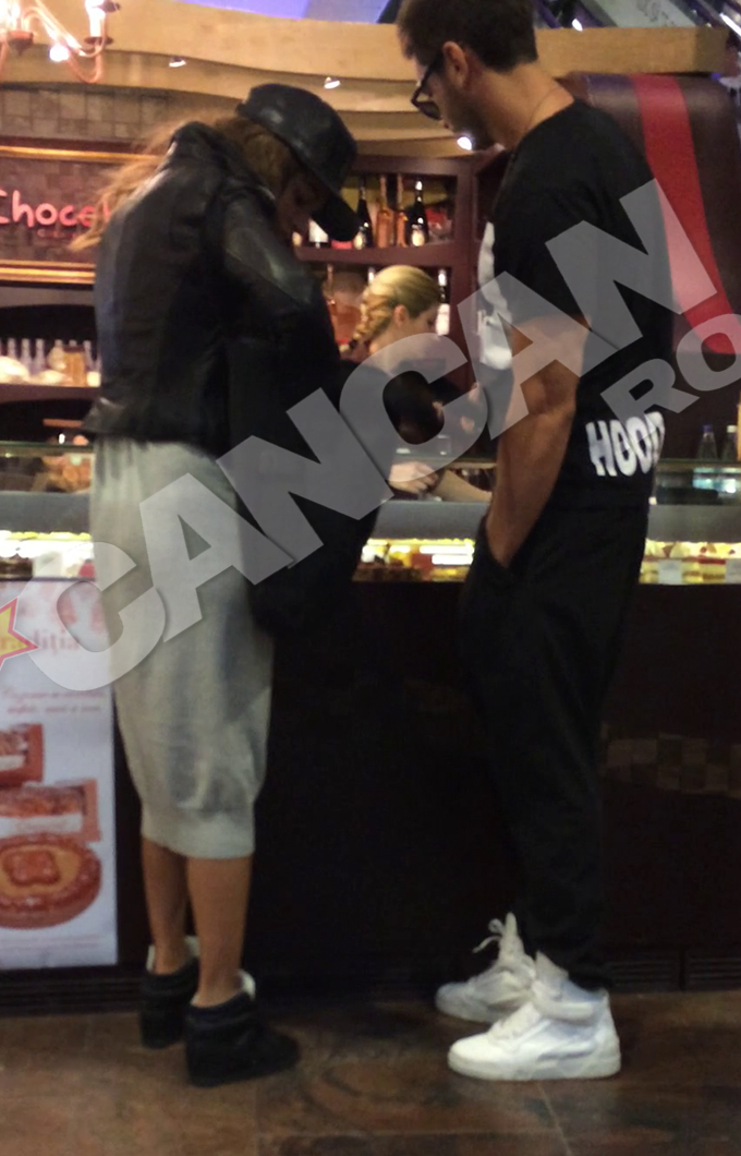 Claudia se ofera sa plateasca