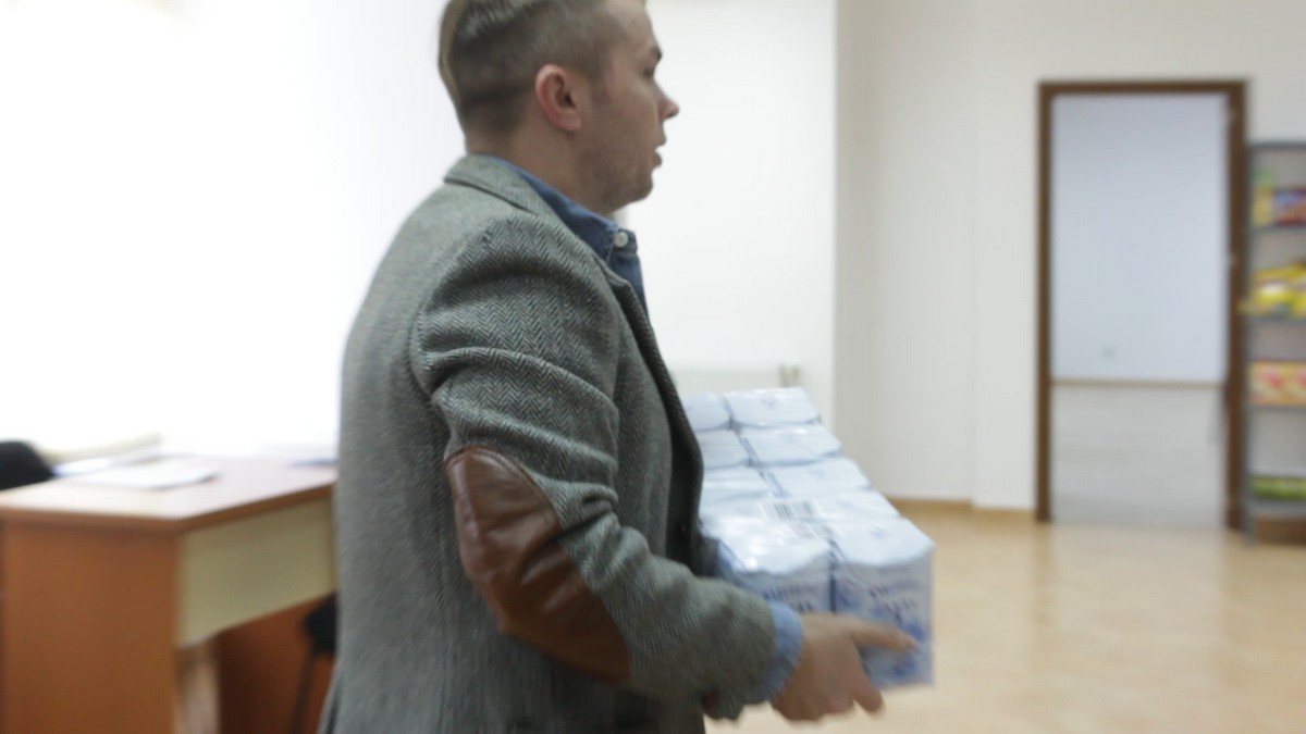 Codin Maticiuc a donat mai multe baxuri de ulei si zahar