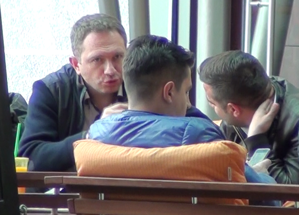 Sotul Cristinei Spatar s-a intalnit cu un prieten. Cei doi au discutat minute bune