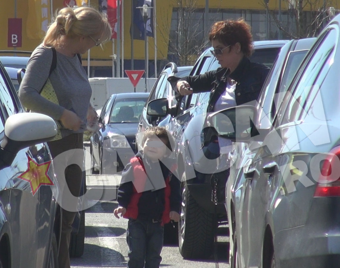 Filip sta in permanenta alaturi de bunica