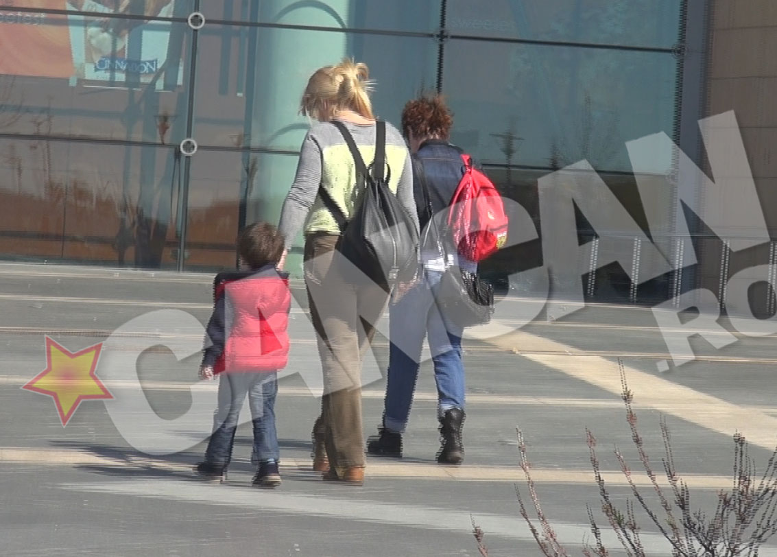 Cei trei intra impreuna in mall