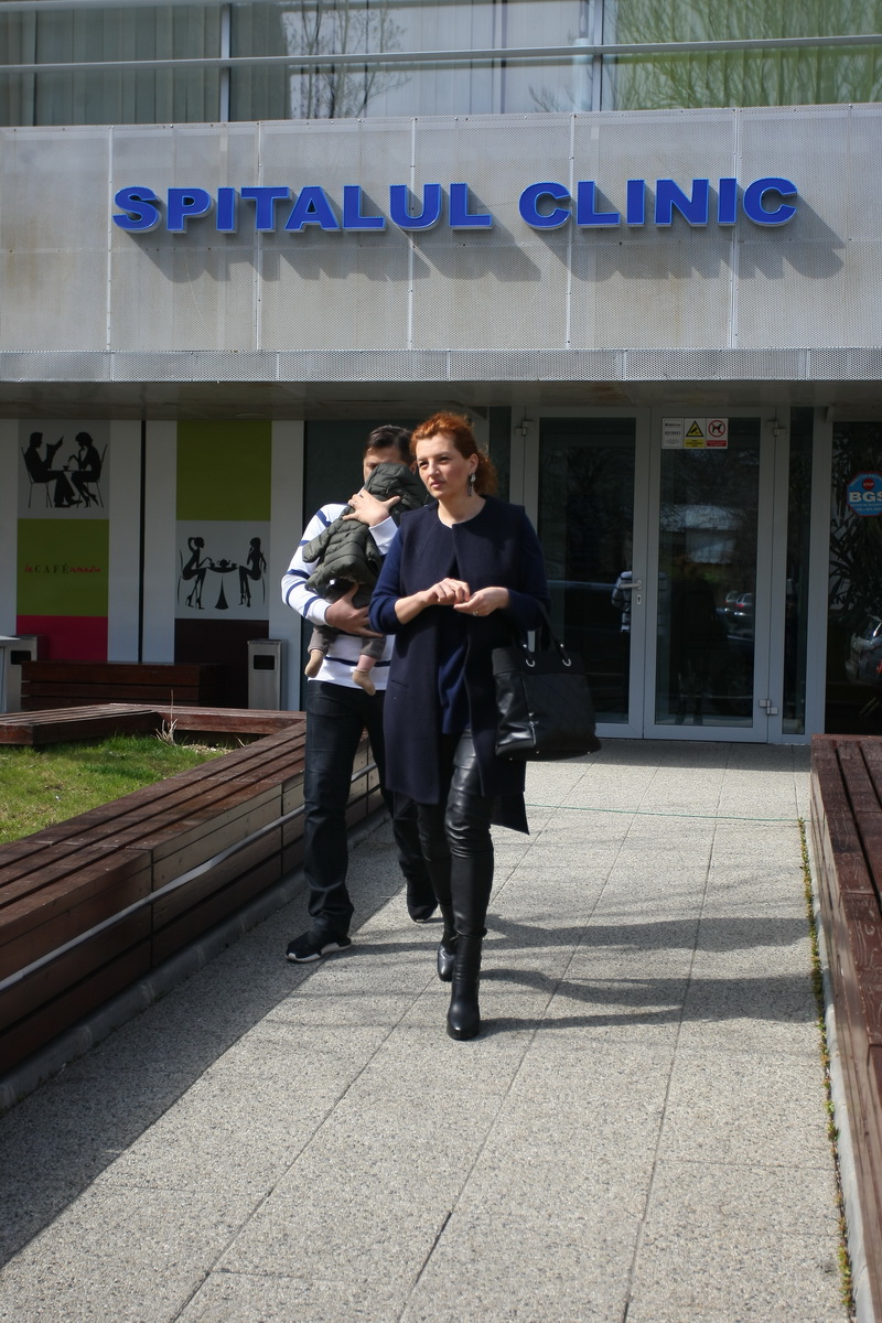 Ioana, sotul ei si micutul Radu au iesit din clinica privata