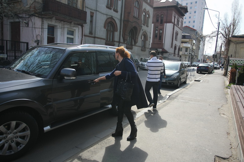 Ioana Basescu s-a urcat la volan, in timp ce sotul ei a stat cu cel mic in spate