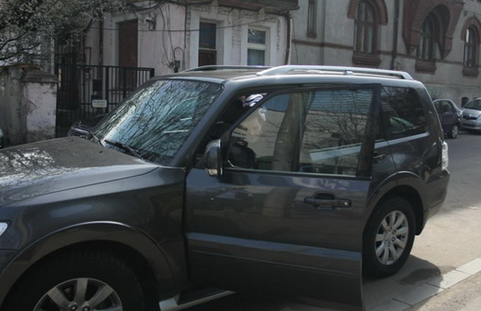 Ioana Basescu are grija de fiul ei, acesta fiind transportat cu o masina cu un grad foarte mare de siguranta in caz de accident