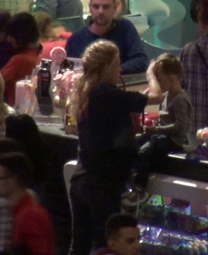 Alina Borcea si-a lasat fiul la locul de joaca din mall