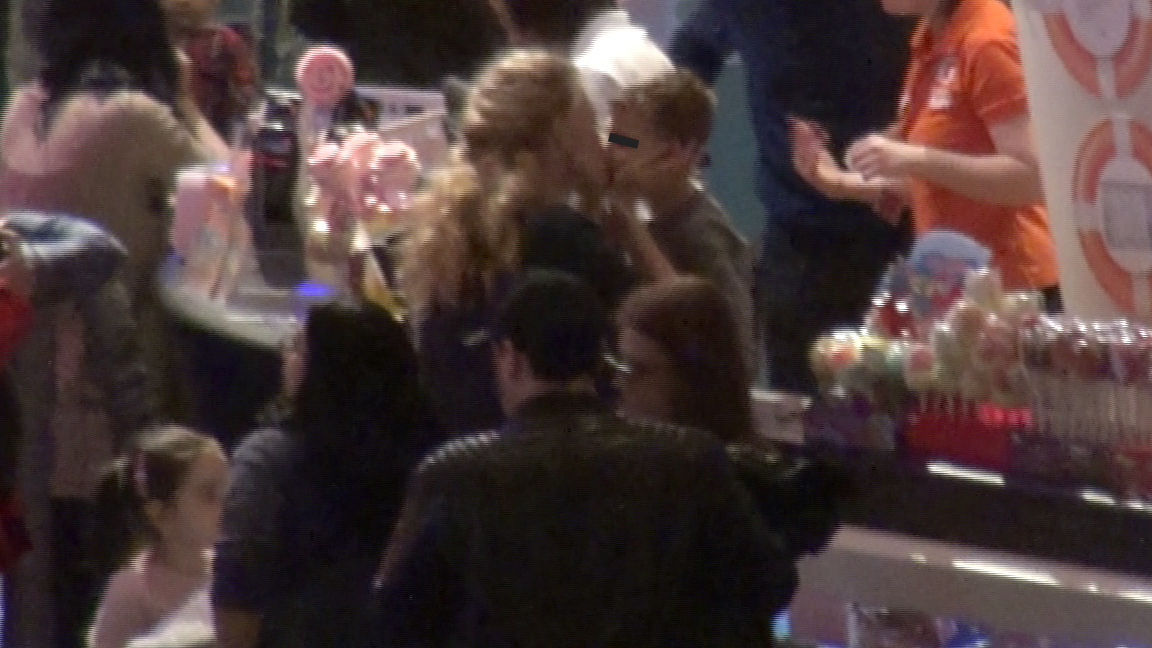 Dupa ce a revenit de la cumparaturi, Alina si-a sarutat dragastoasa fiul de 3 ani