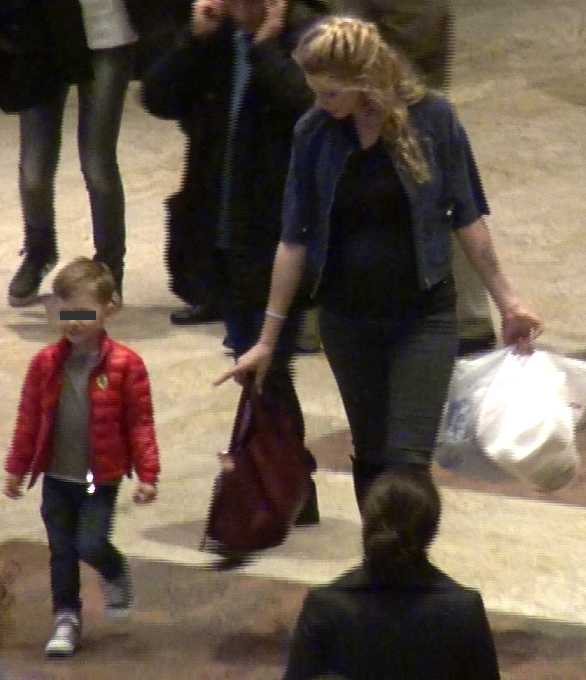 Gravida in 5 luni si cu un copil mic in grija, Alina si-a carat singura plasele cu bunatati