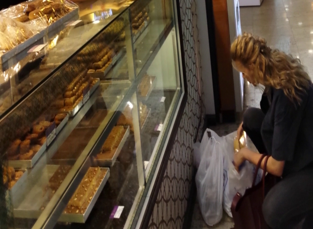 Alina i-a cumparat sotului baclavale