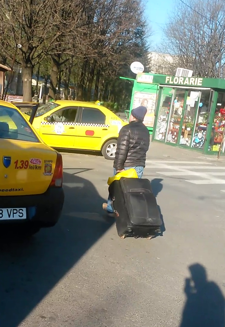 Cu un bagaj foarte mare, Tudorel a venit de la gara si s-a dus la autogara
