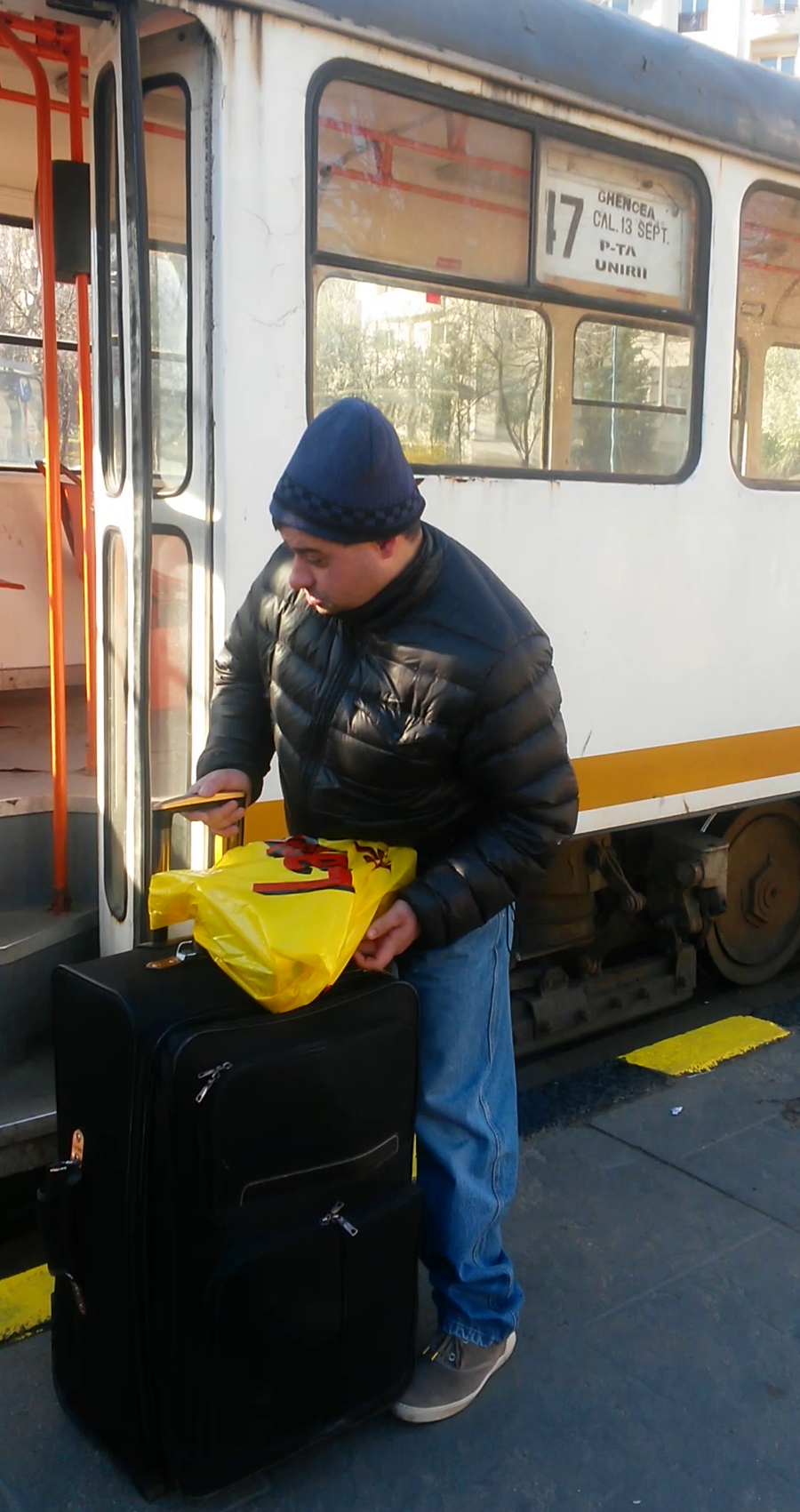 Chiar daca in fata statiei erau mai multe taxiuri si el avea un bagaj foarte greu,Tudorel a luat tramvaiul