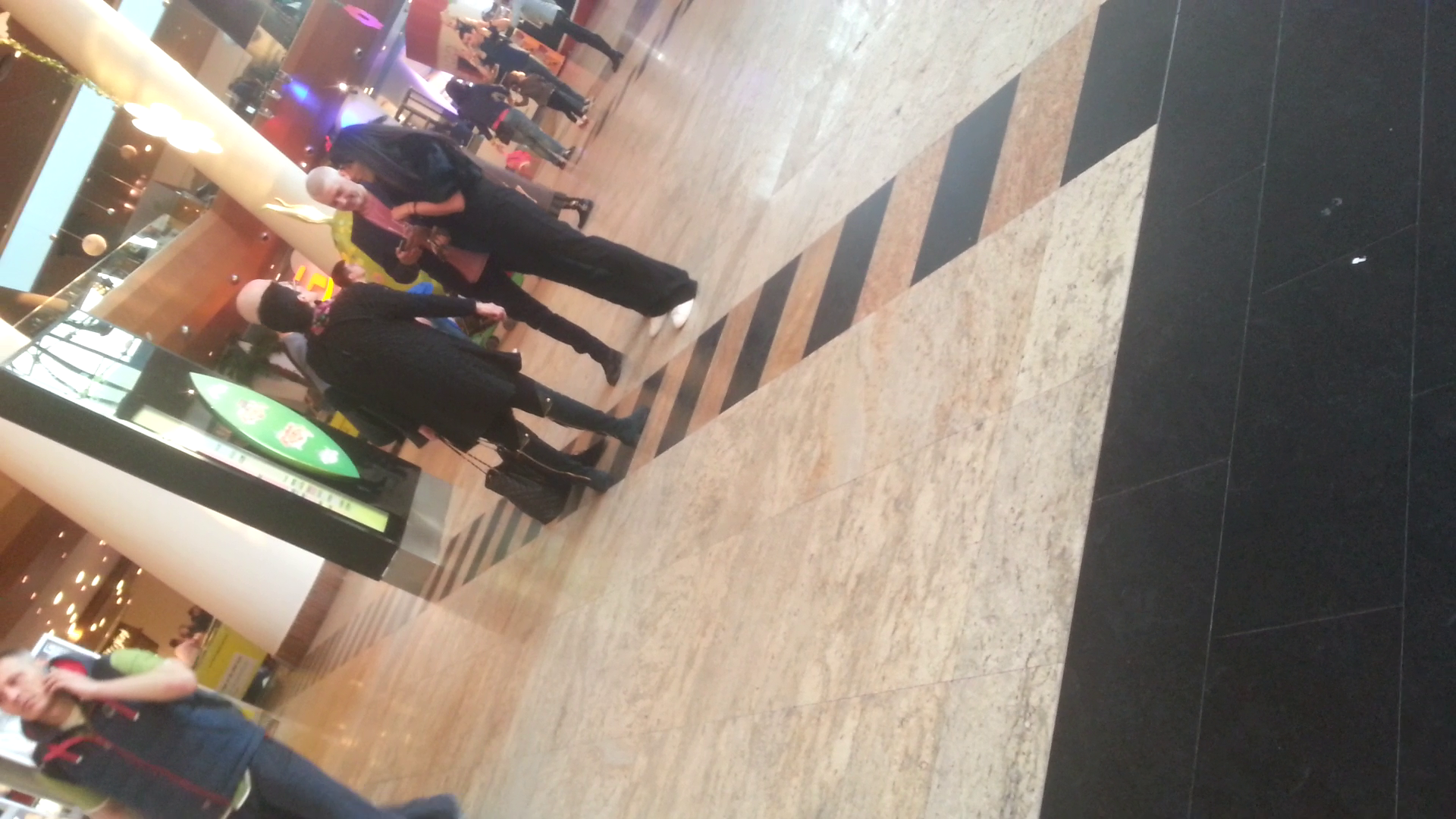 Cei doi se opresc si stau de vorba cu niste prieteni