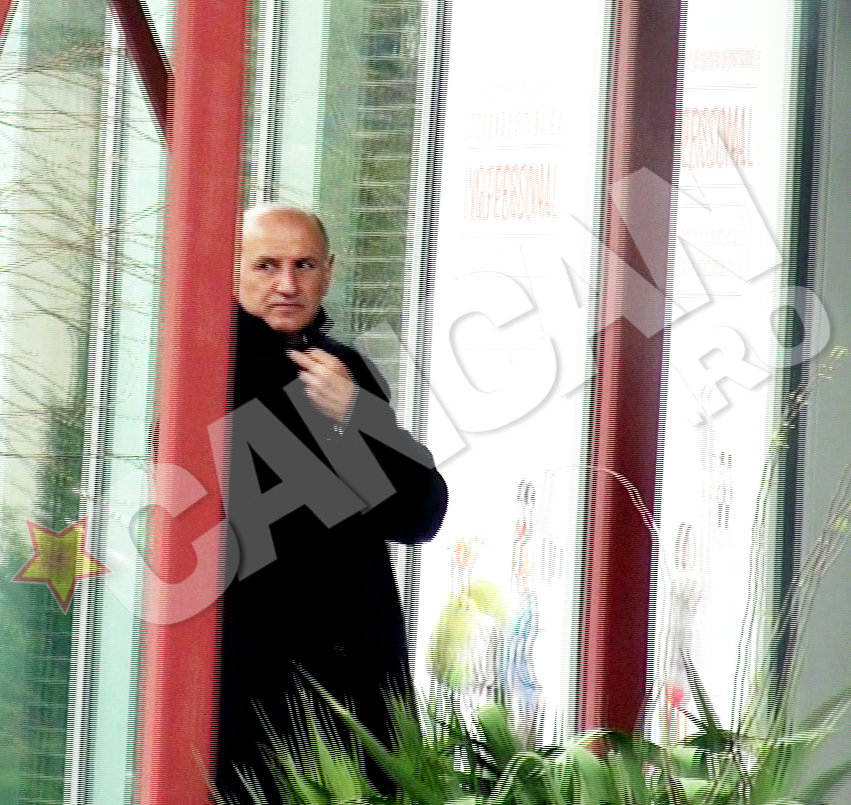 Inainte de a intra in sucursala bancara, Copos s-a oprit cateva secunde