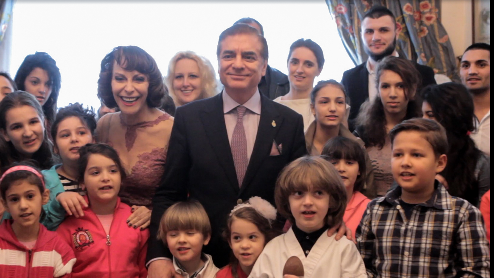 Printul Paul si Printesa Lia in mijlocul copiilor