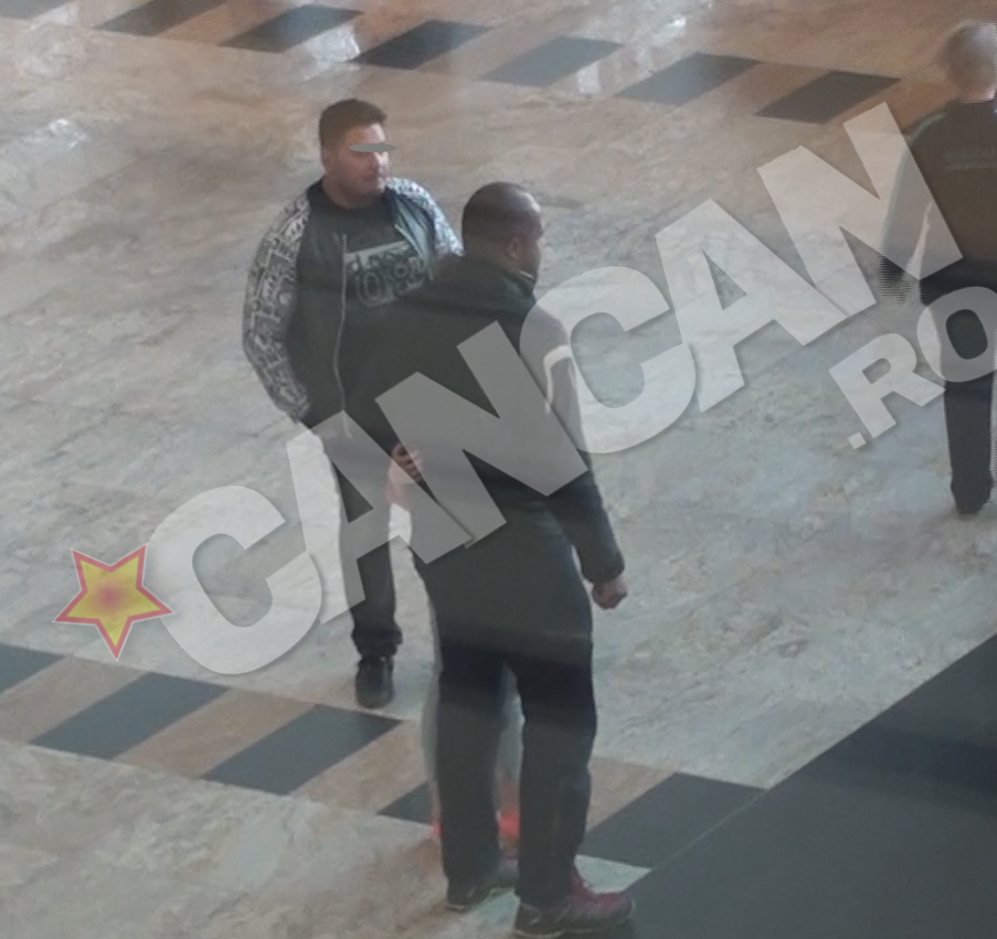 Prezentatorul se fotografiaza impreuna cu fanii