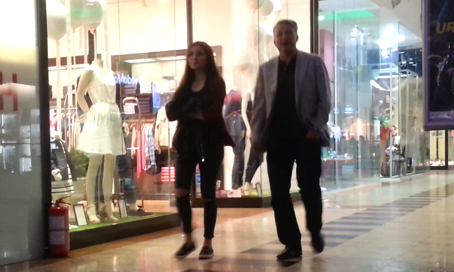 Dan Petrescu si fiica lui se plimba prin mall
