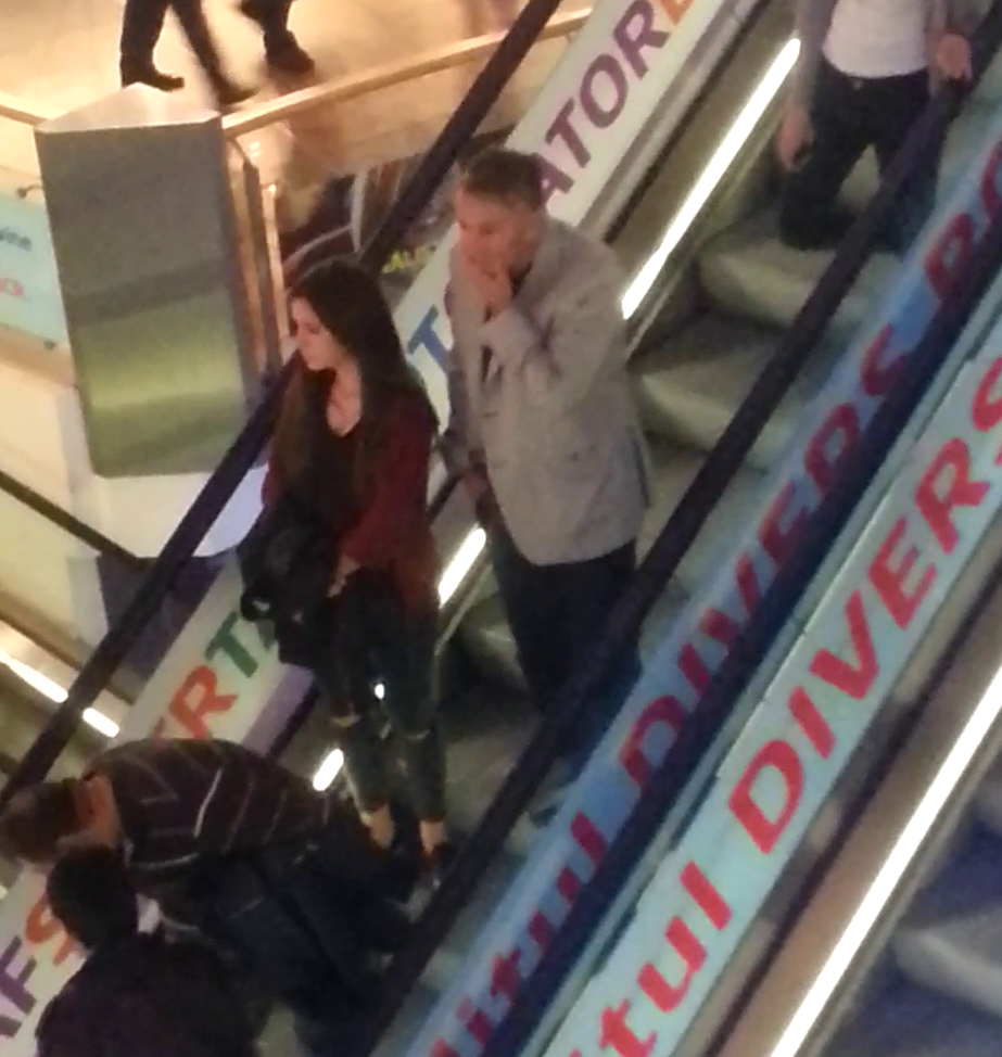 Cei doi s-au indreptat grabiti spre parcarea subterana