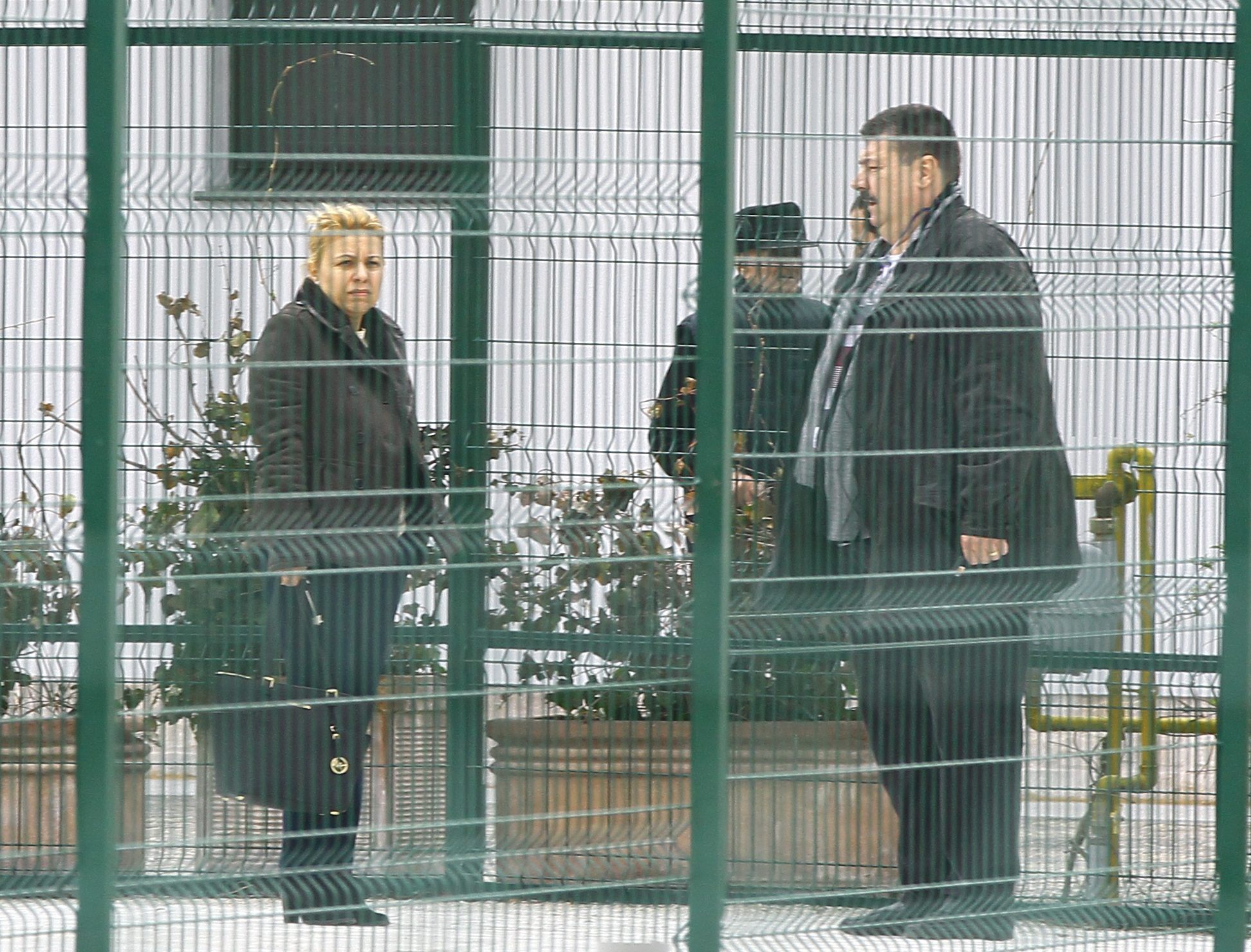 Aflata in curtea casei, sotia lui Vasile Avram a discutat cu avocatul