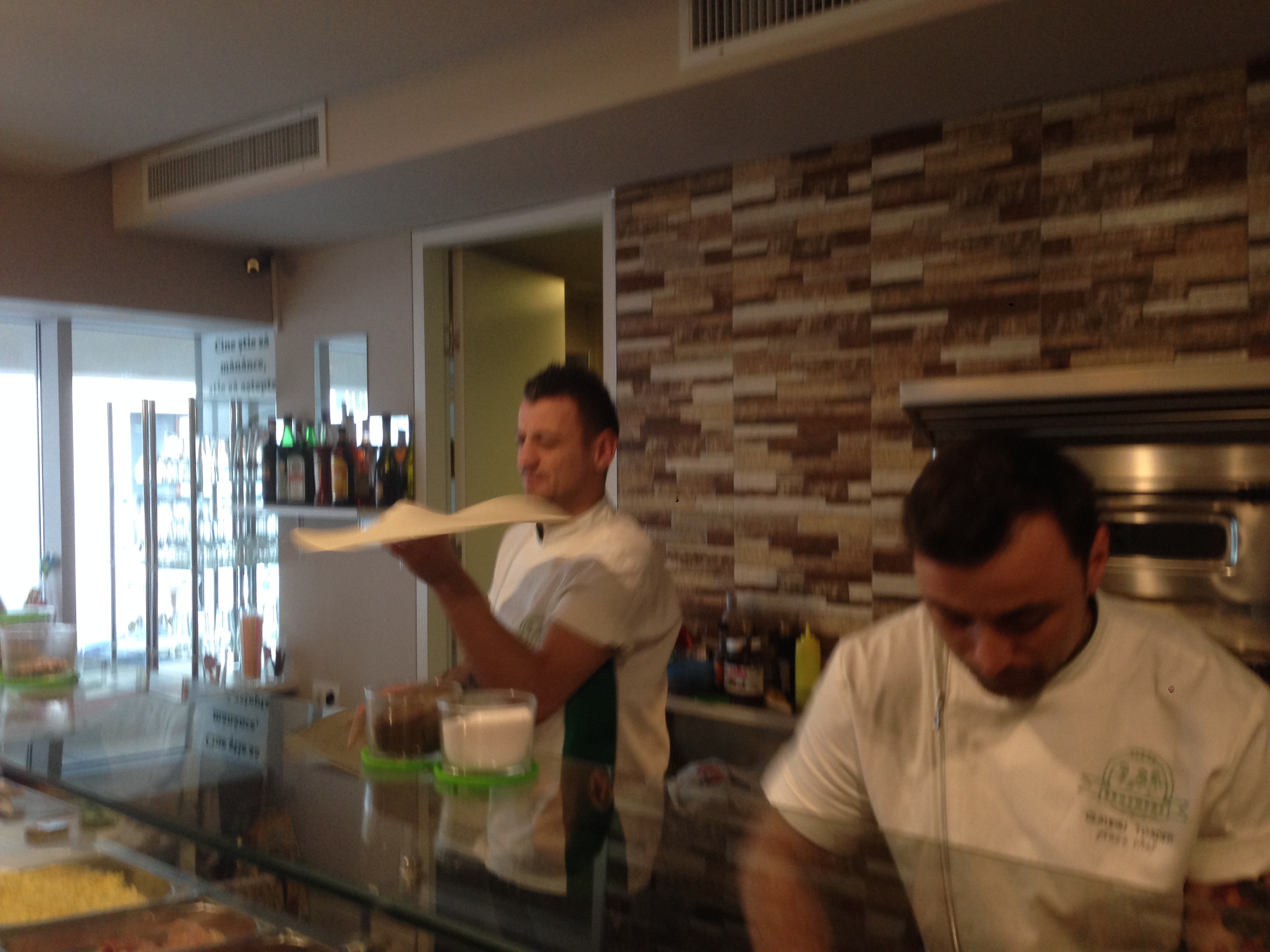 Claudiu si George Toader de la Romanii au talent au facut o pizza ingenioasa pentru Cancan.ro