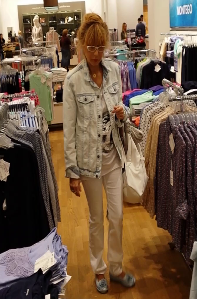 Imbracata in haine de firma, vaduva lui Dinu Patriciu a luat la tinta reducerile